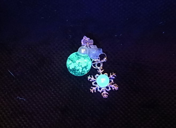 ピアス 雪の結晶 輝く夜光ガラスドーム 7枚目の画像