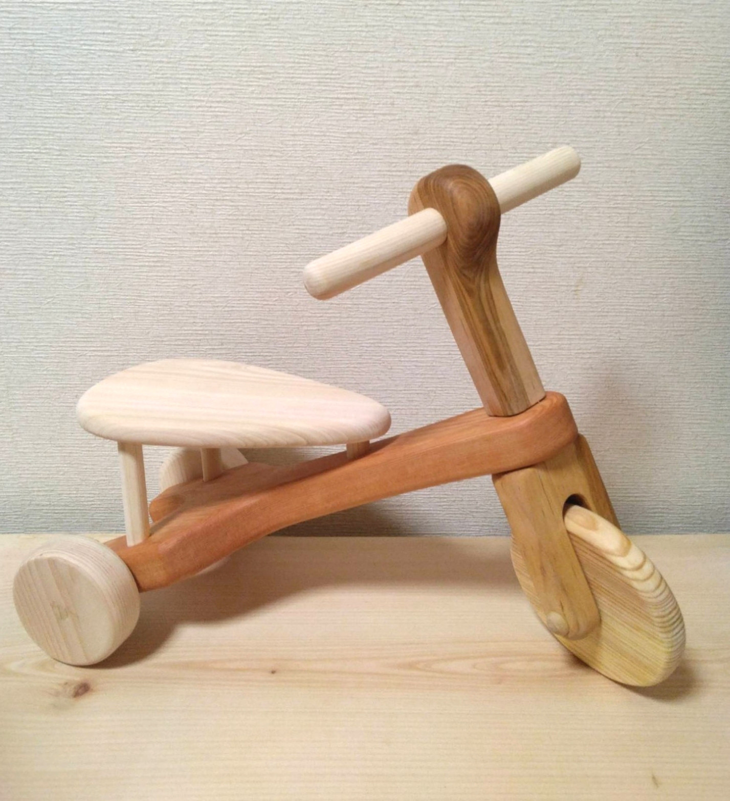 木の三輪車