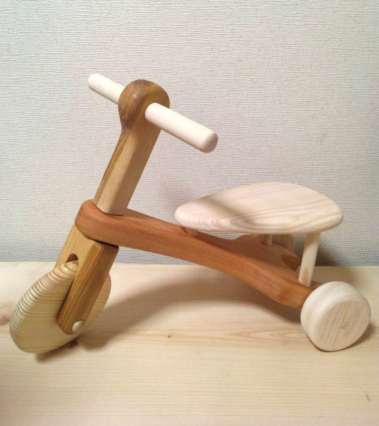 木の三輪車