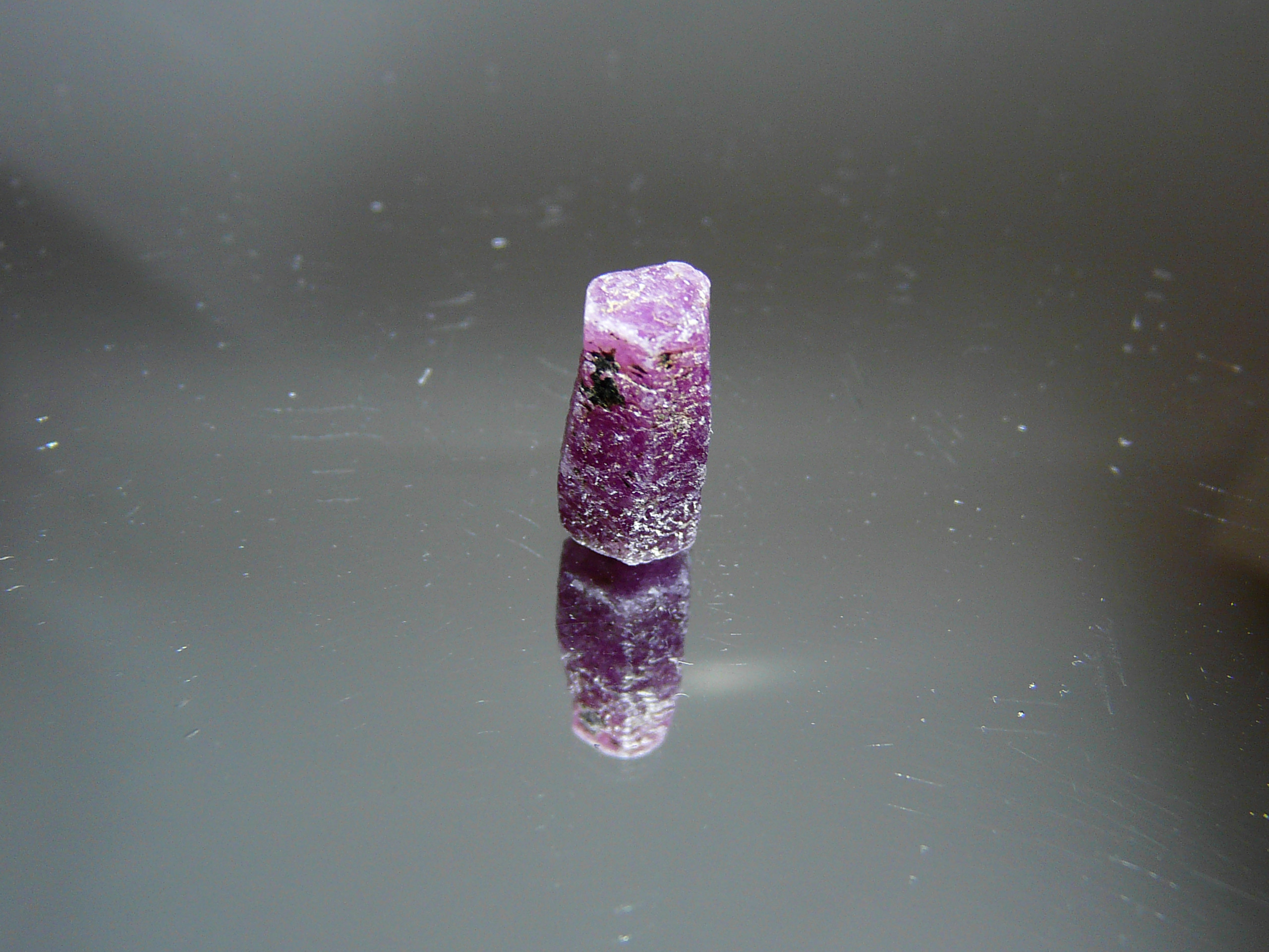 S090　★蛍光ルビー★(@_@。【タンザニア産】天然非加熱ルビー　結晶原石