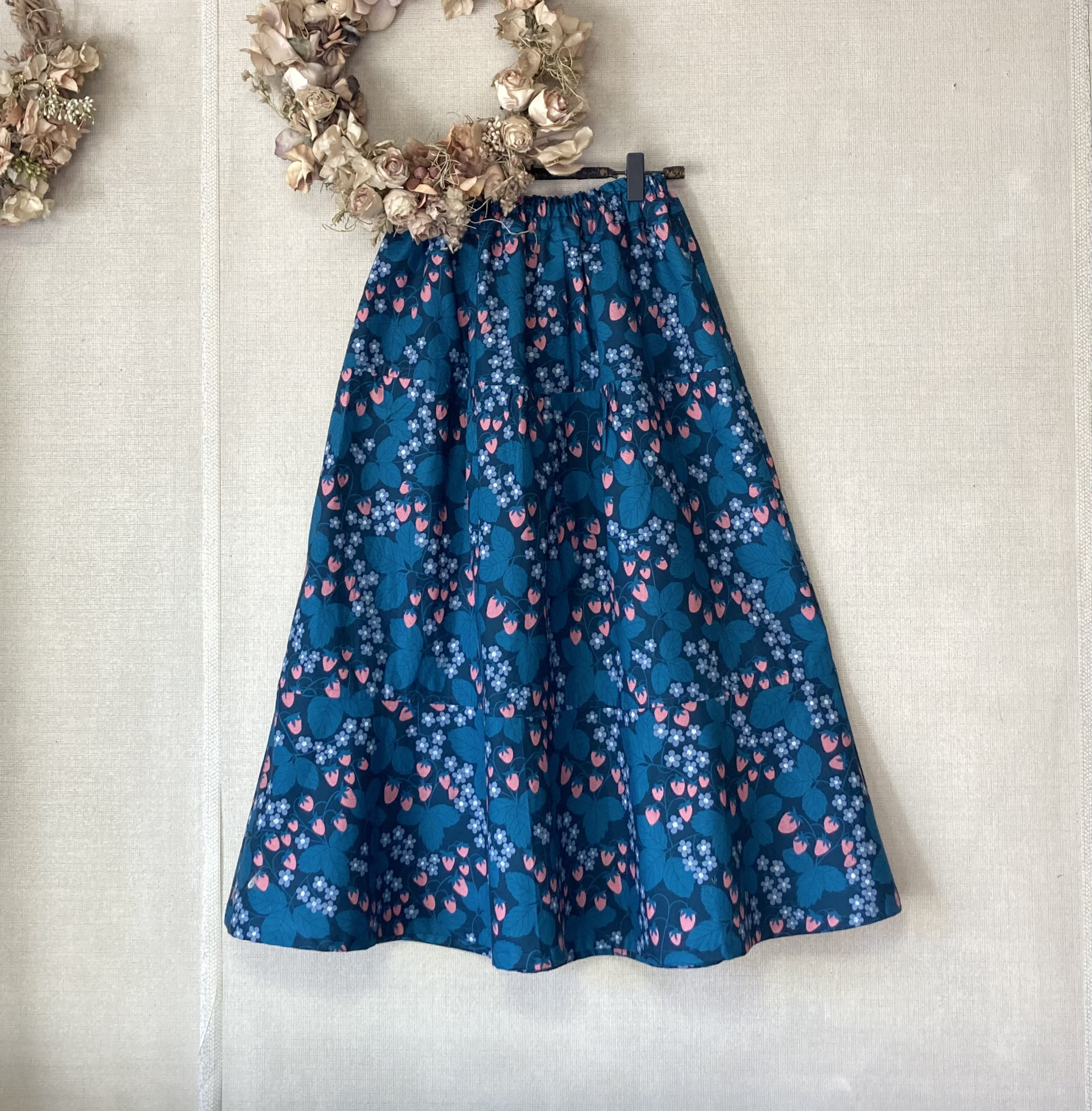 Ruby Star シック＆かわいいイチゴ柄　ふんわりフェミニンスカート ティアード　moda生地