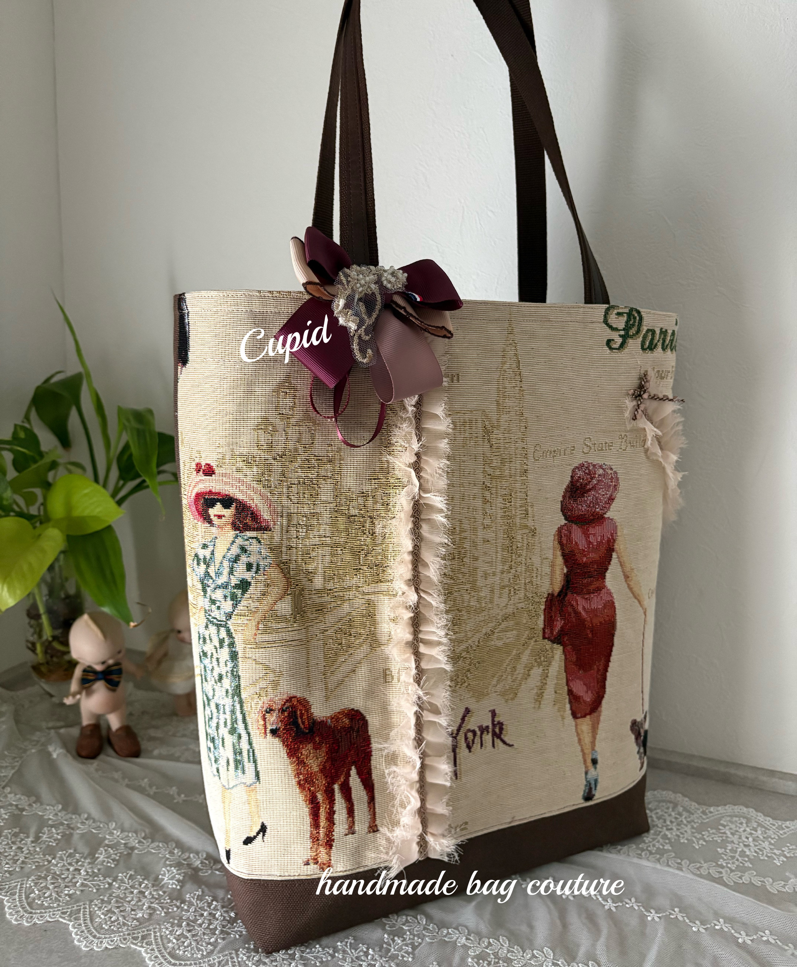 オランダゴブラン織り ヨーロッパお洒落柄（マダム・犬）を使ったＡ４ポケットショルダートートバッグ（リボンコサージュ付）