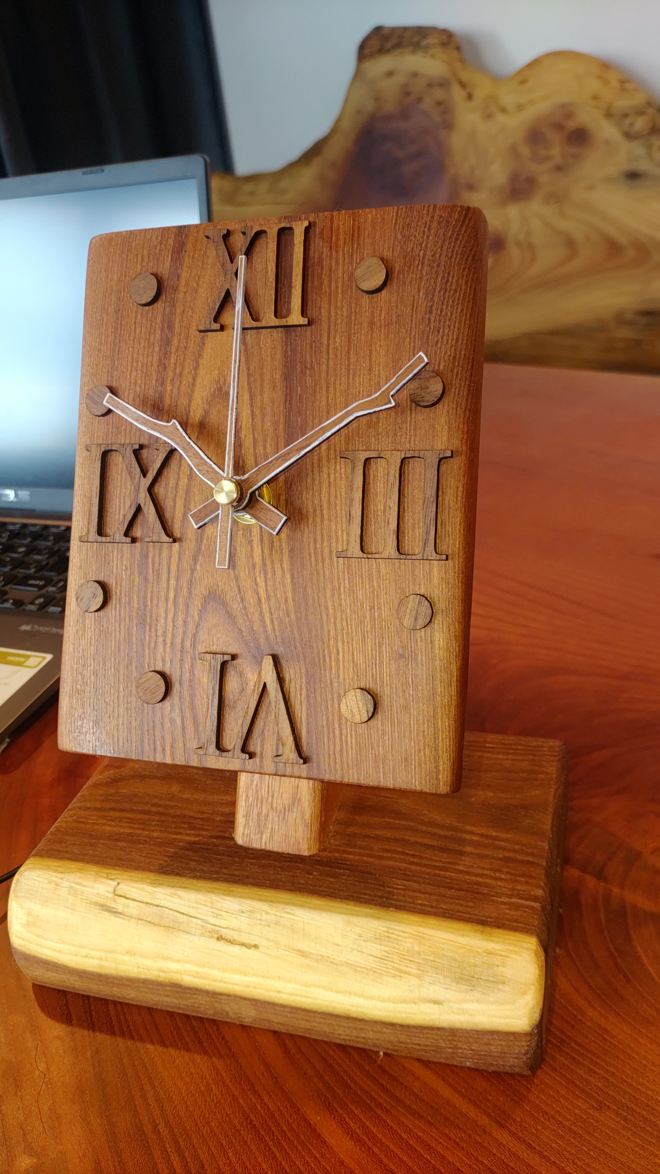 ダモの木で置く時計