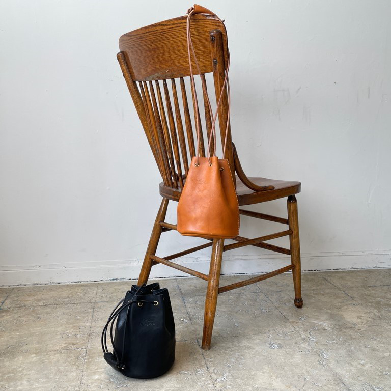 【程よいサイズで手軽な3ＷＡＹ】栃木レザー製巾着バッグ 2色展開