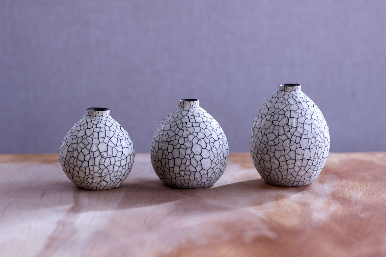 くっきりとしたヒビ模様が個性的な…とっくり型の花器