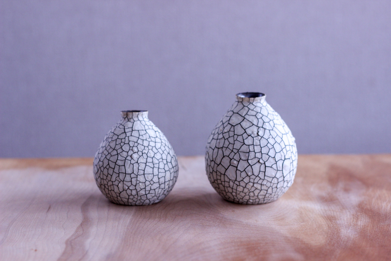 くっきりとしたヒビ模様が個性的な…とっくり型の花器