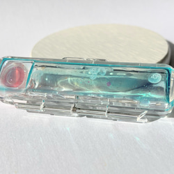 クラゲ散歩の印鑑ケース（ターコイズブルー） / 海 / レジン / 海月 1枚目の画像