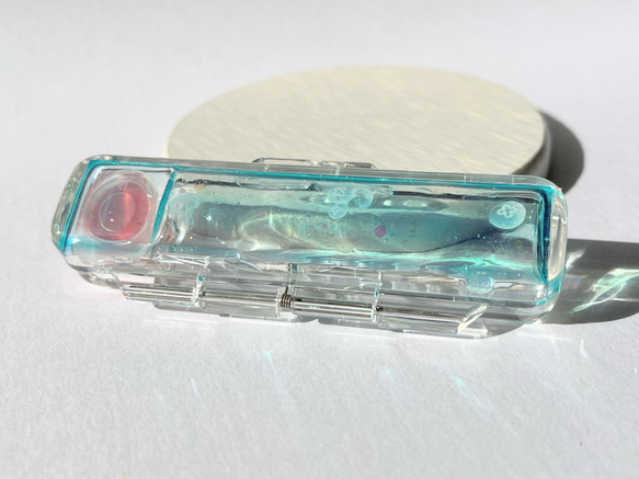 クラゲ散歩の印鑑ケース（ターコイズブルー） / 海 / レジン / 海月 1枚目の画像