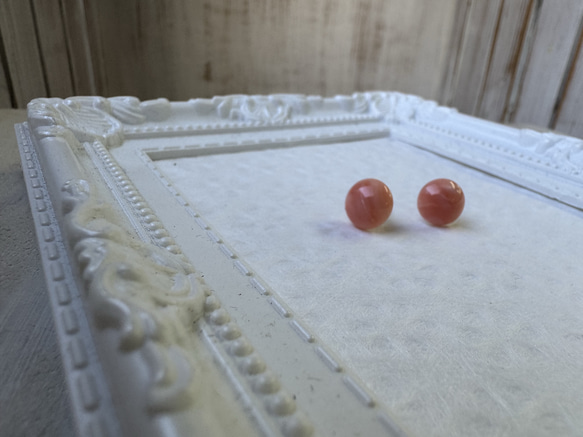 アウトレット　珊瑚　ボタン型　半円状　チタンピアス【花香】 13枚目の画像