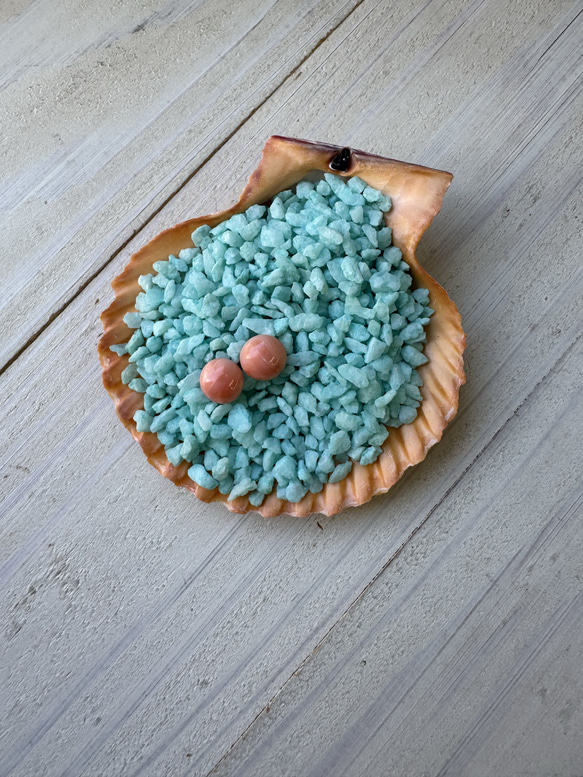 アウトレット　珊瑚　ボタン型　半円状　チタンピアス【花香】 2枚目の画像