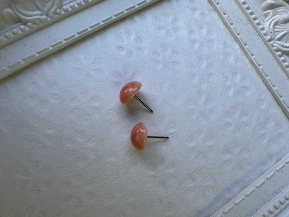 アウトレット　珊瑚　ボタン型　半円状　チタンピアス【花香】 12枚目の画像