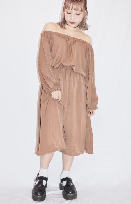 (全2色)オフショルダーロングワンピース　オフショルダー ベージュ 黒 きれいめ 上品