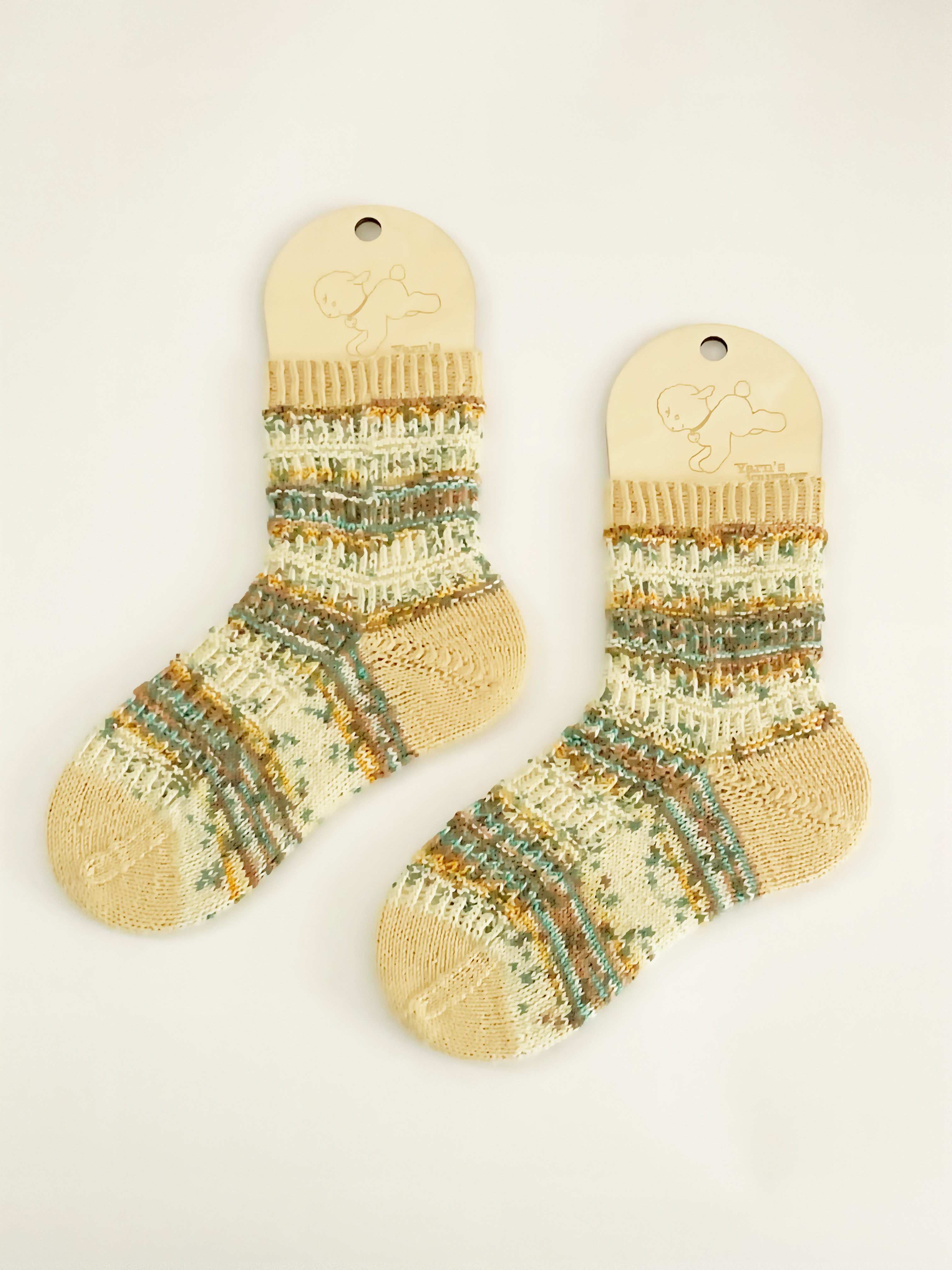 水彩画の向日葵 　手編みの靴下　ソックヤーン使用　opal毛糸　Cascadeヤーン