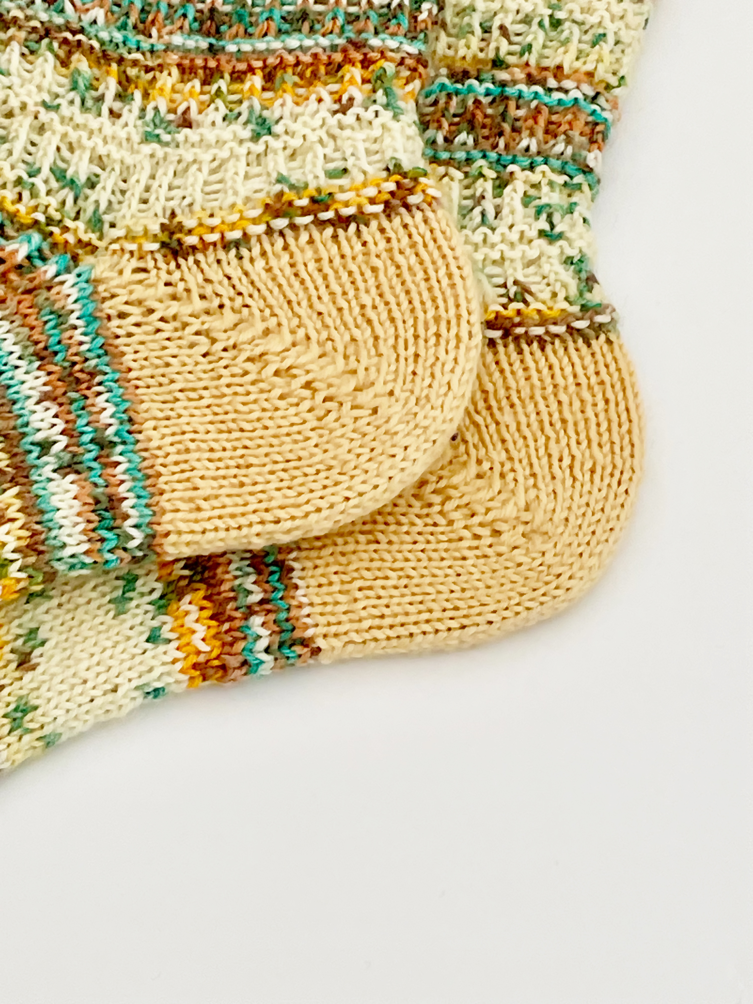 水彩画の向日葵 　手編みの靴下　ソックヤーン使用　opal毛糸　Cascadeヤーン