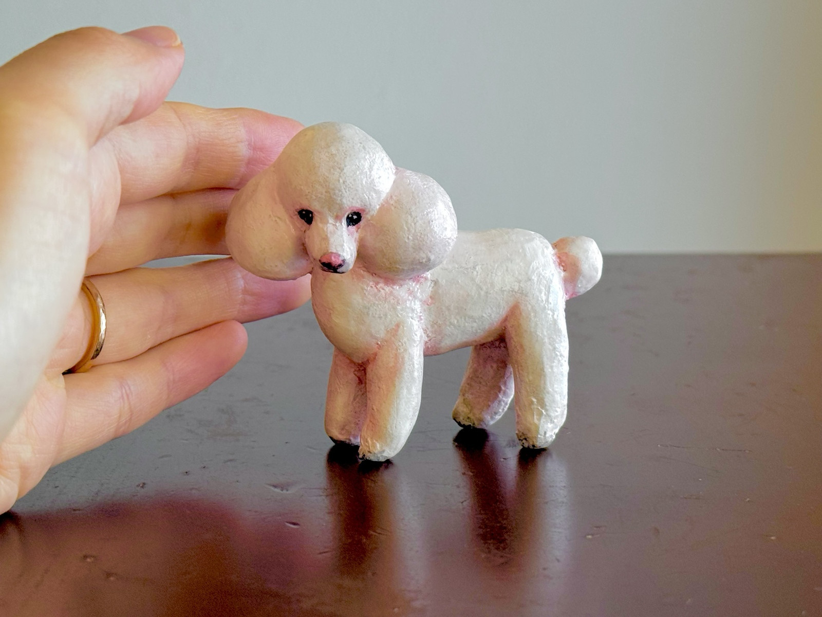 ピンクのプードルちゃんの陶器オーナメント