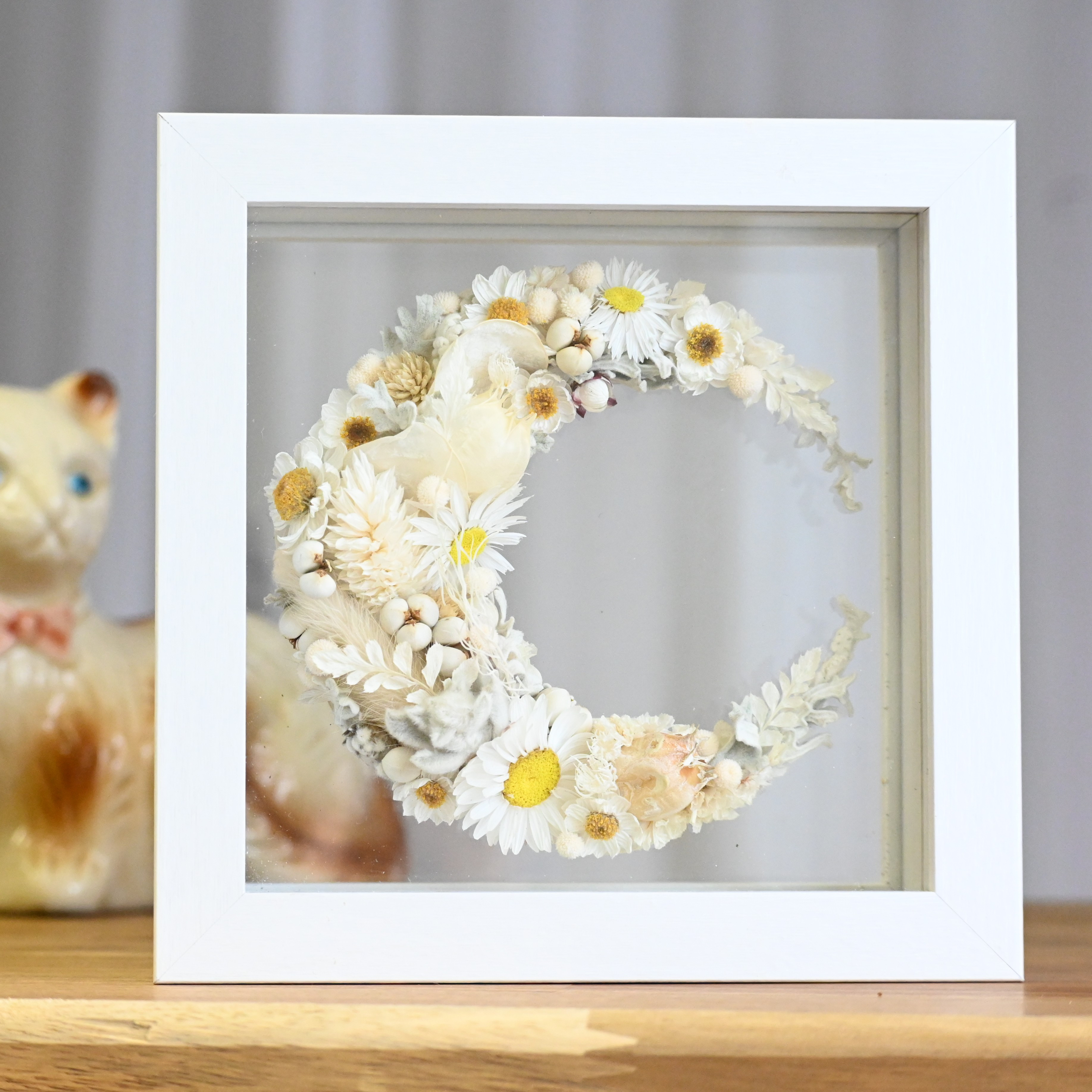 【名前・文字入れ】月型 ガラスケースフラワー（ホワイト）【期間限定クーポン対象】