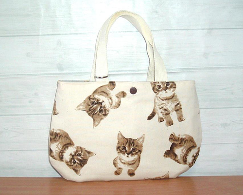 猫がいっぱい！ 一閑張り バッグ かごバッグ ハンドバッグ 和猫 茶トラ 小さめ お座りをした茶トラの子猫が可愛いミニトートバッグ／ランチタイム／犬