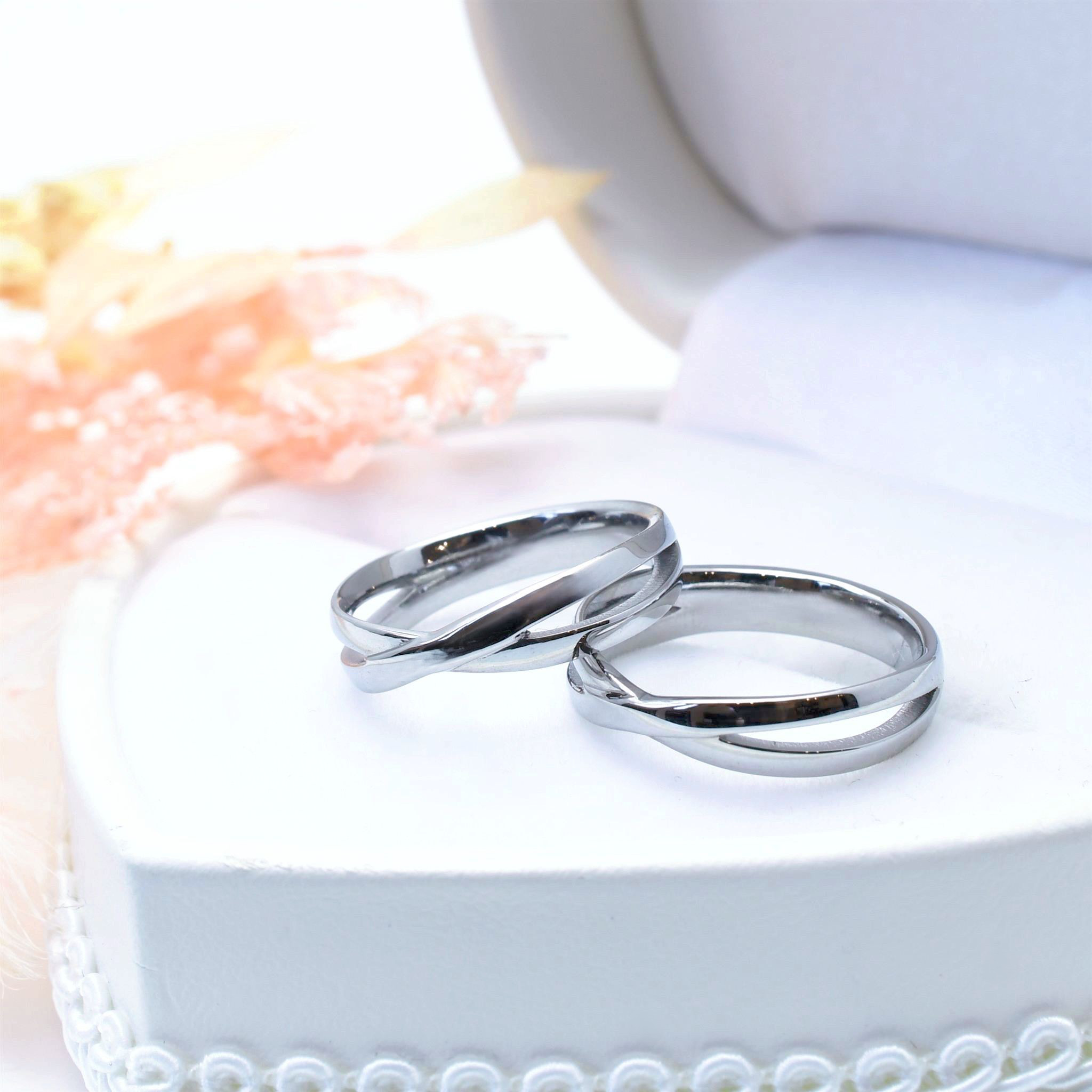 【natural*】クロスペアリング 鏡面仕上げ シルバー 指輪 刻印 誕生石 ステンレス素材〈2本ペア価格〉