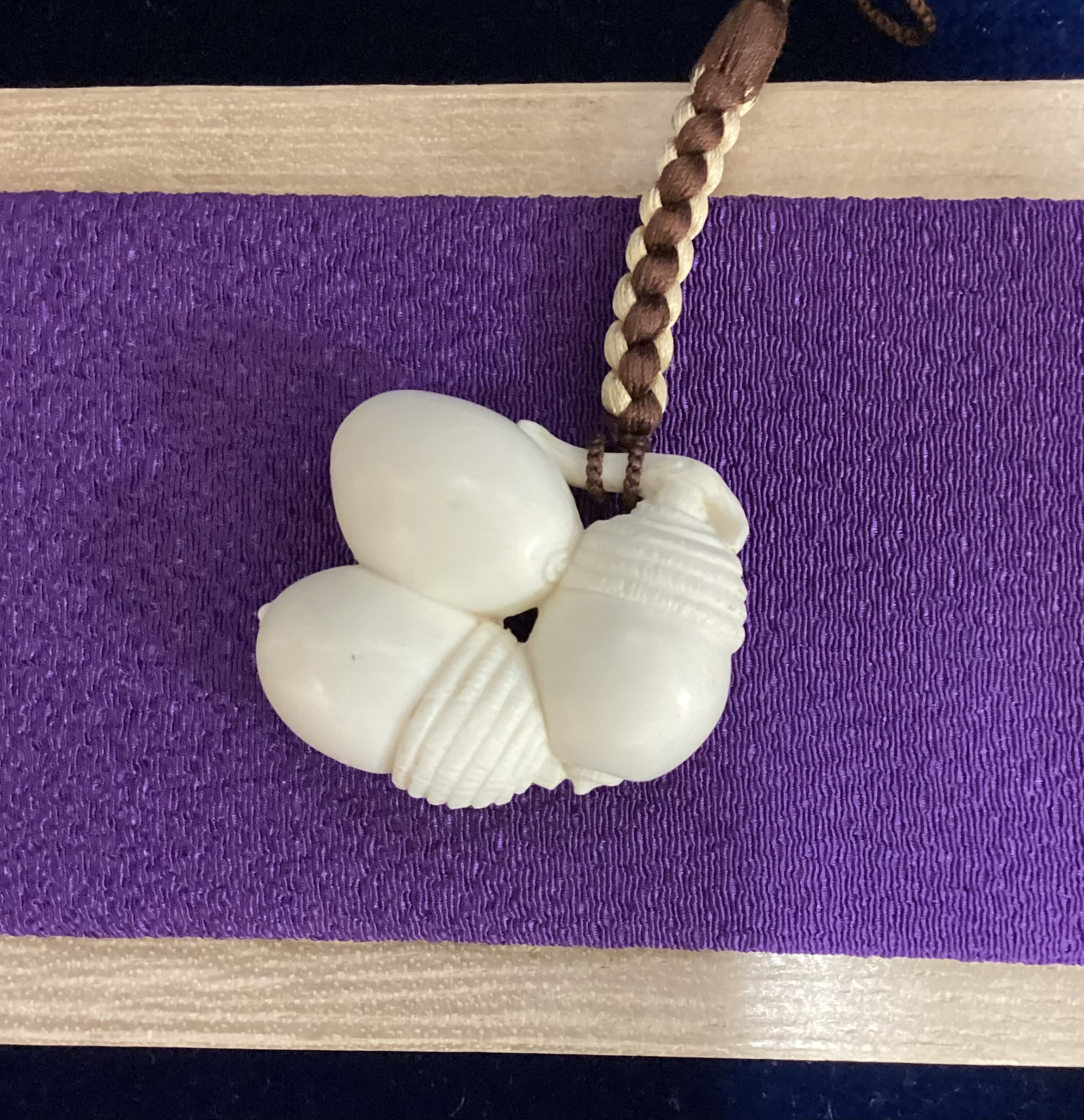 ☆本象牙根付　どんぐり　※※Y-68