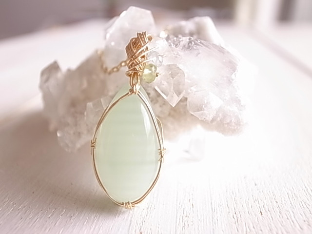 若葉の煌　グリーンカルサイト　ペンダントトップ　ワイヤージュエリー