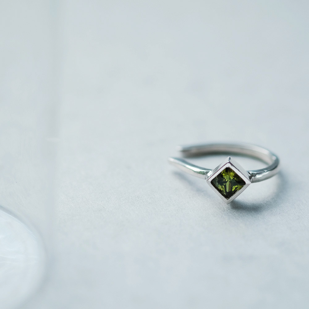 ペリドット 四角 イヤーカフ シルバー925