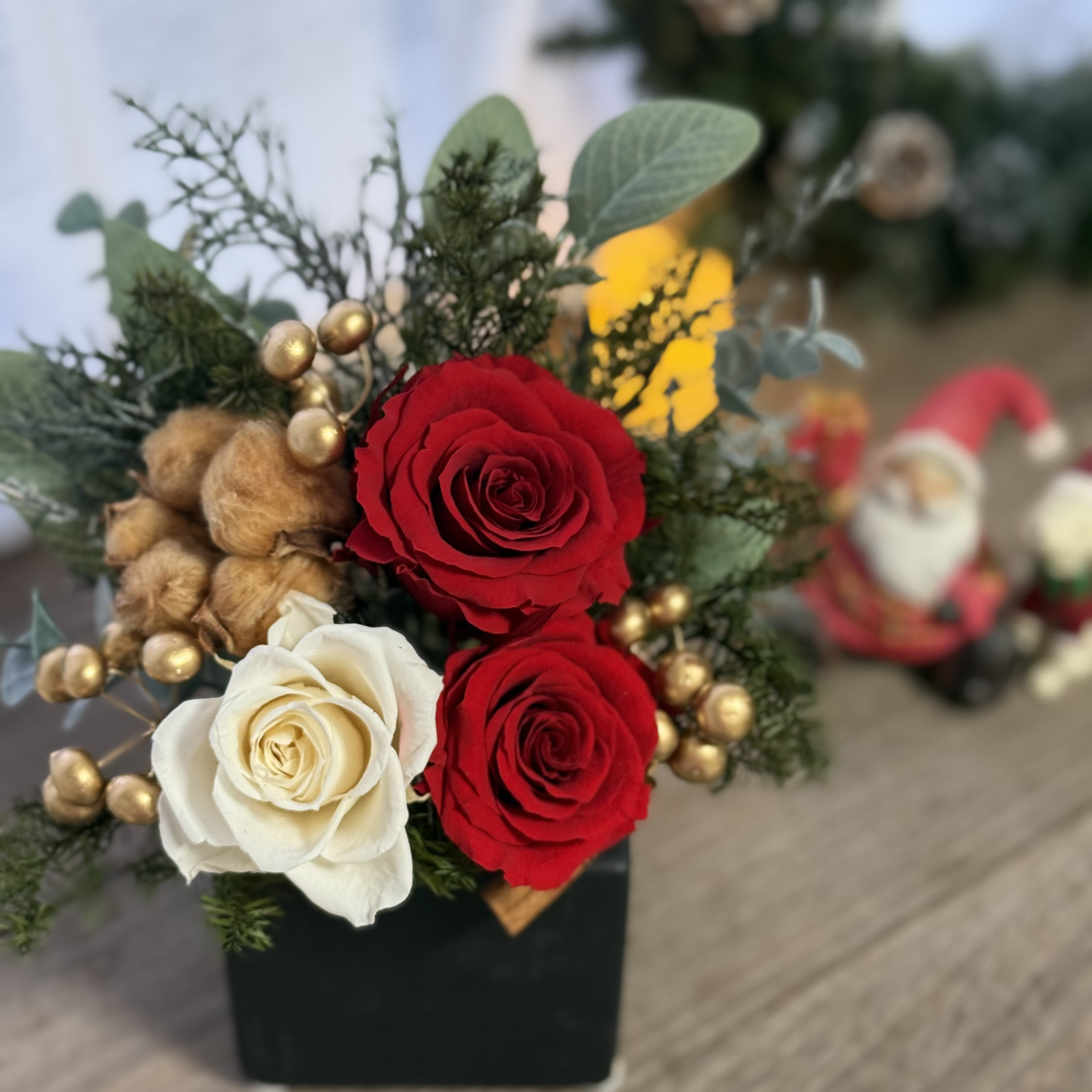 冬のローズアレンジ〈ブラックポット〉 〜深紅のバラとアイボリーローズのコントラスト〜 4,788円