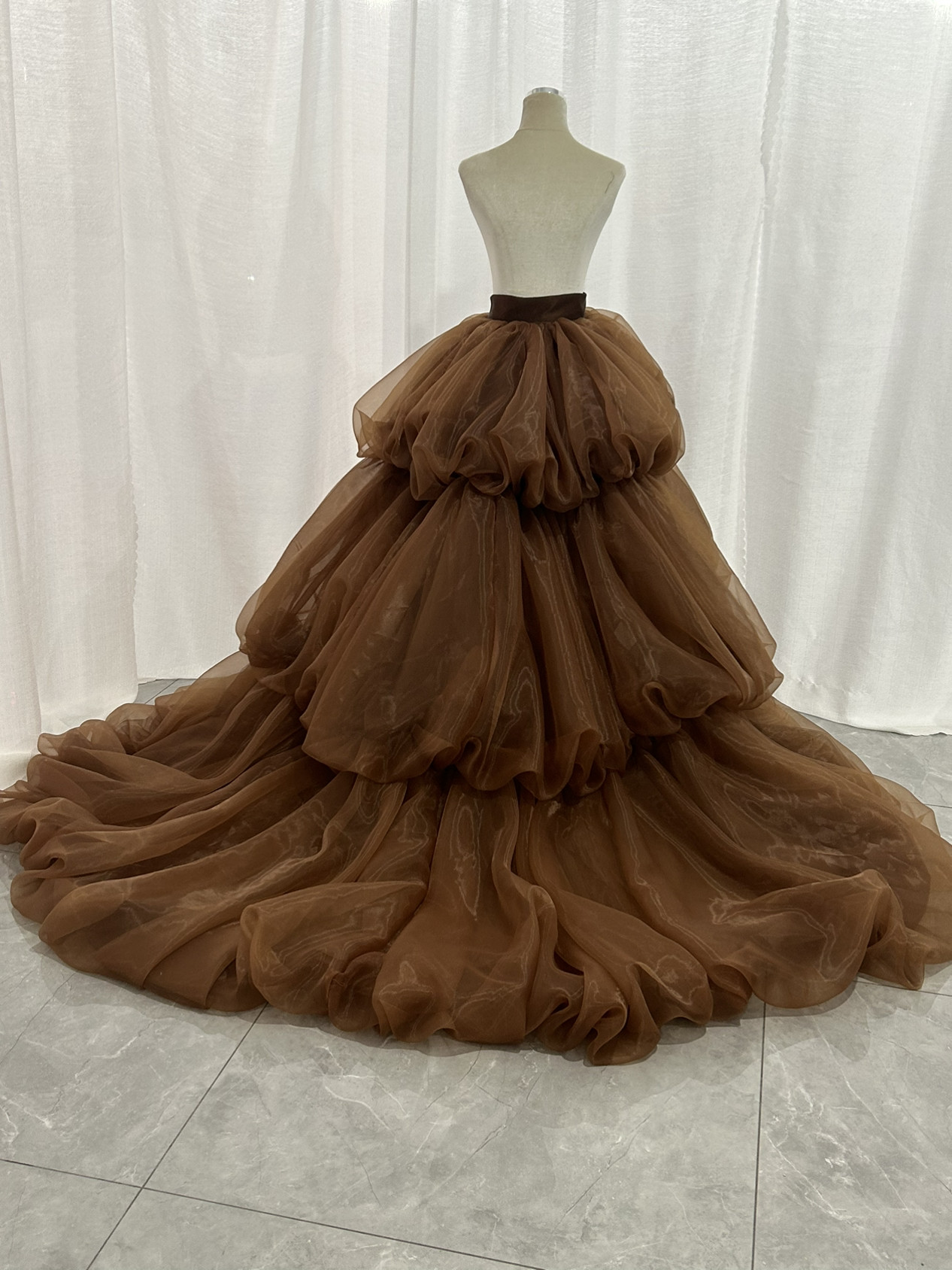 人気上昇 　コーヒーの色   ふわふわオーバースカート　サッシュベルトティアードのド オーバードレス 結婚式 花嫁 挙式