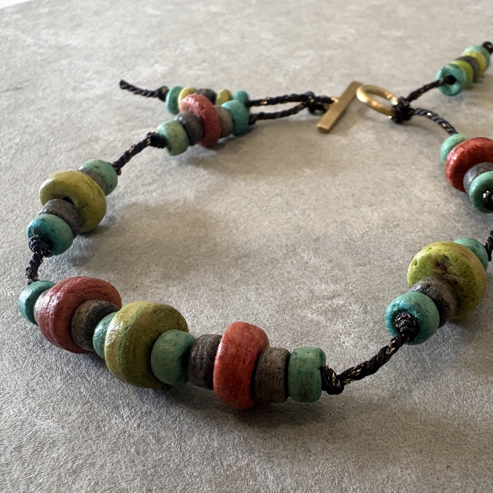 一点づつ手作りのカラフルなココナッツビーズのブレスレット「COCONUT BEADS BRACELET」