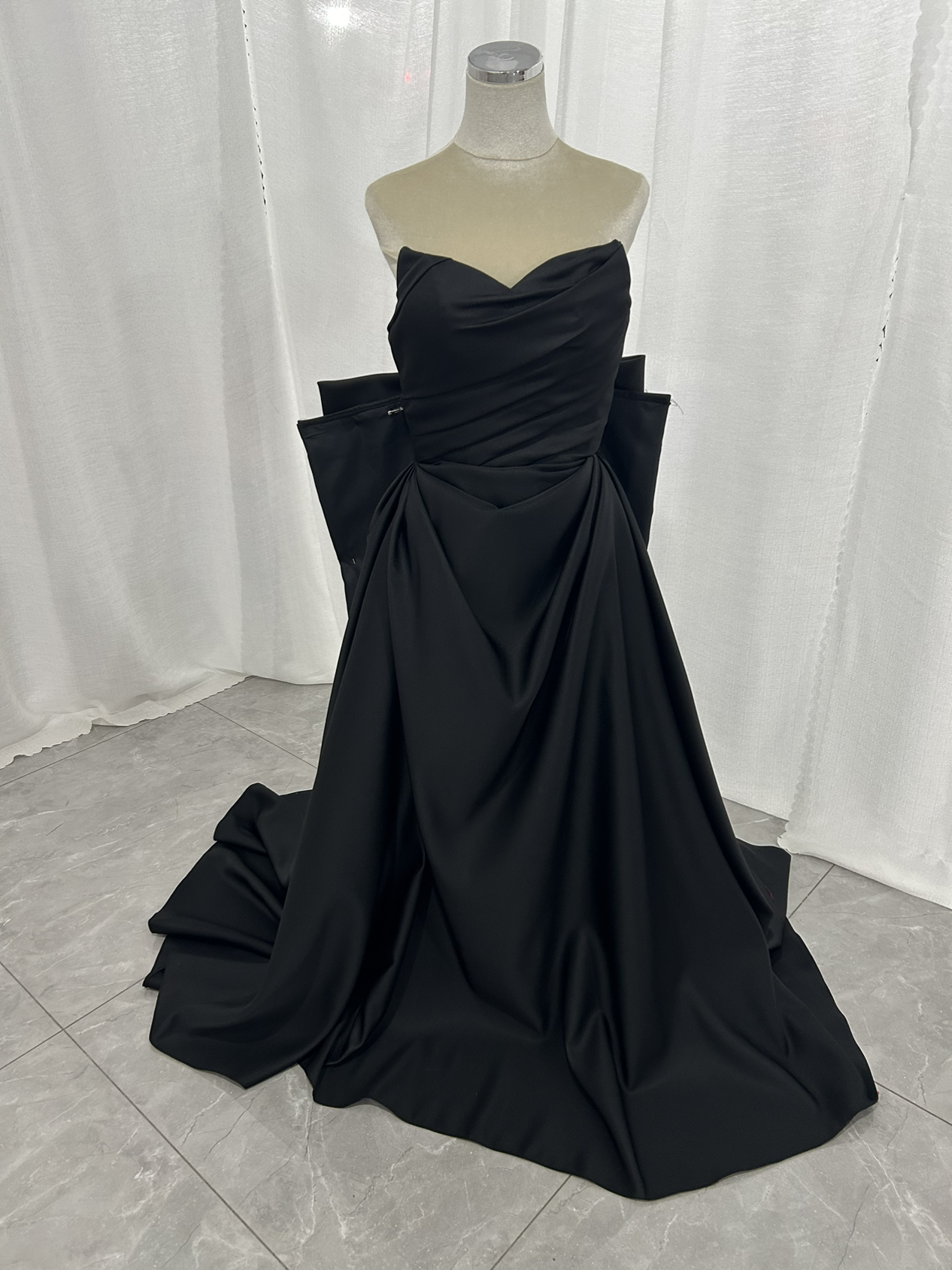 パーティードレス ブラック ミカドサテン 豪華なバックリボン ミニトレーン スレンダーライン 演奏会