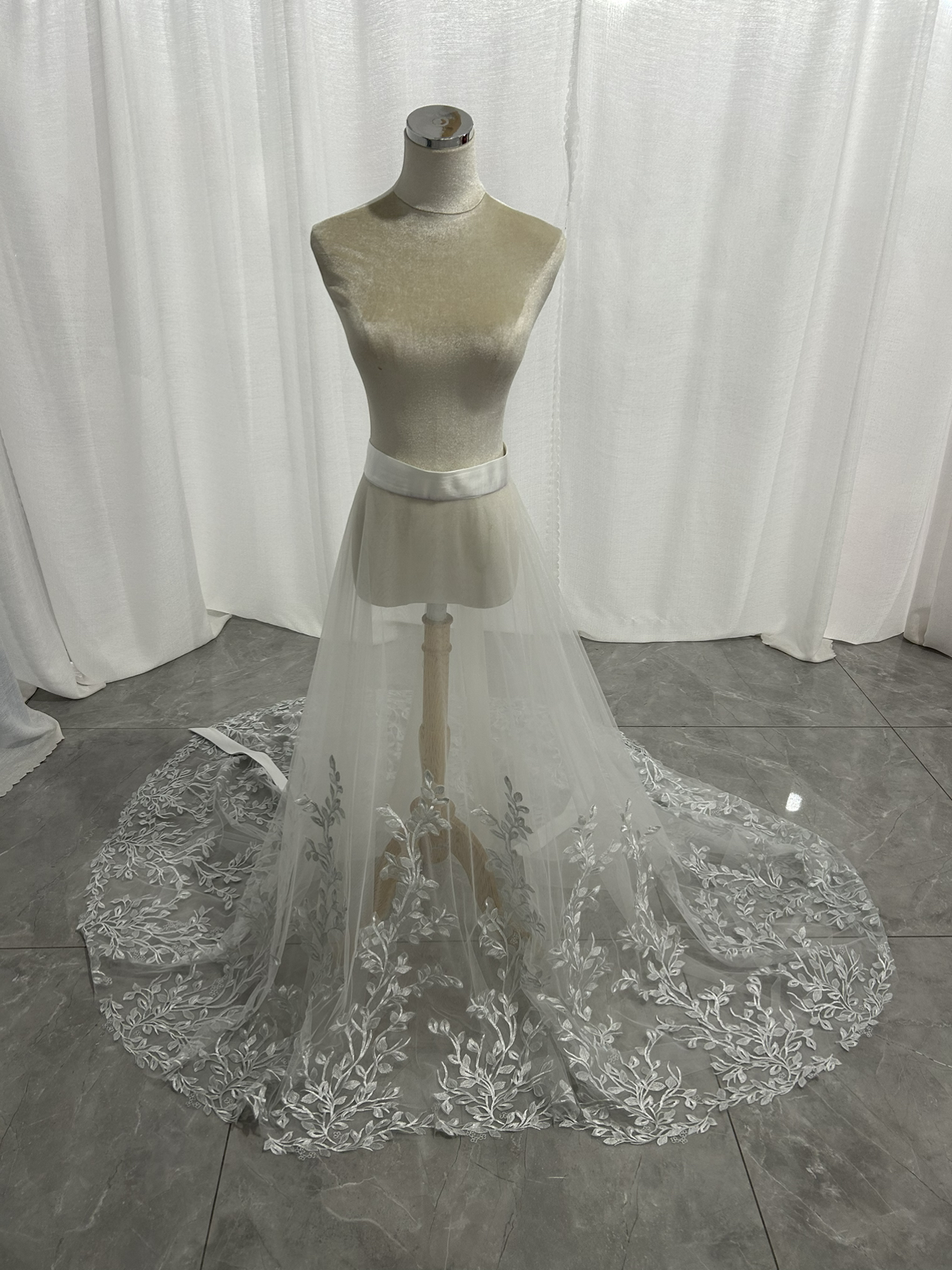 大人気上昇！ウエディングドレス チュールスカート 薄シルバー リーフ刺繍 華やかなトレーン 花嫁