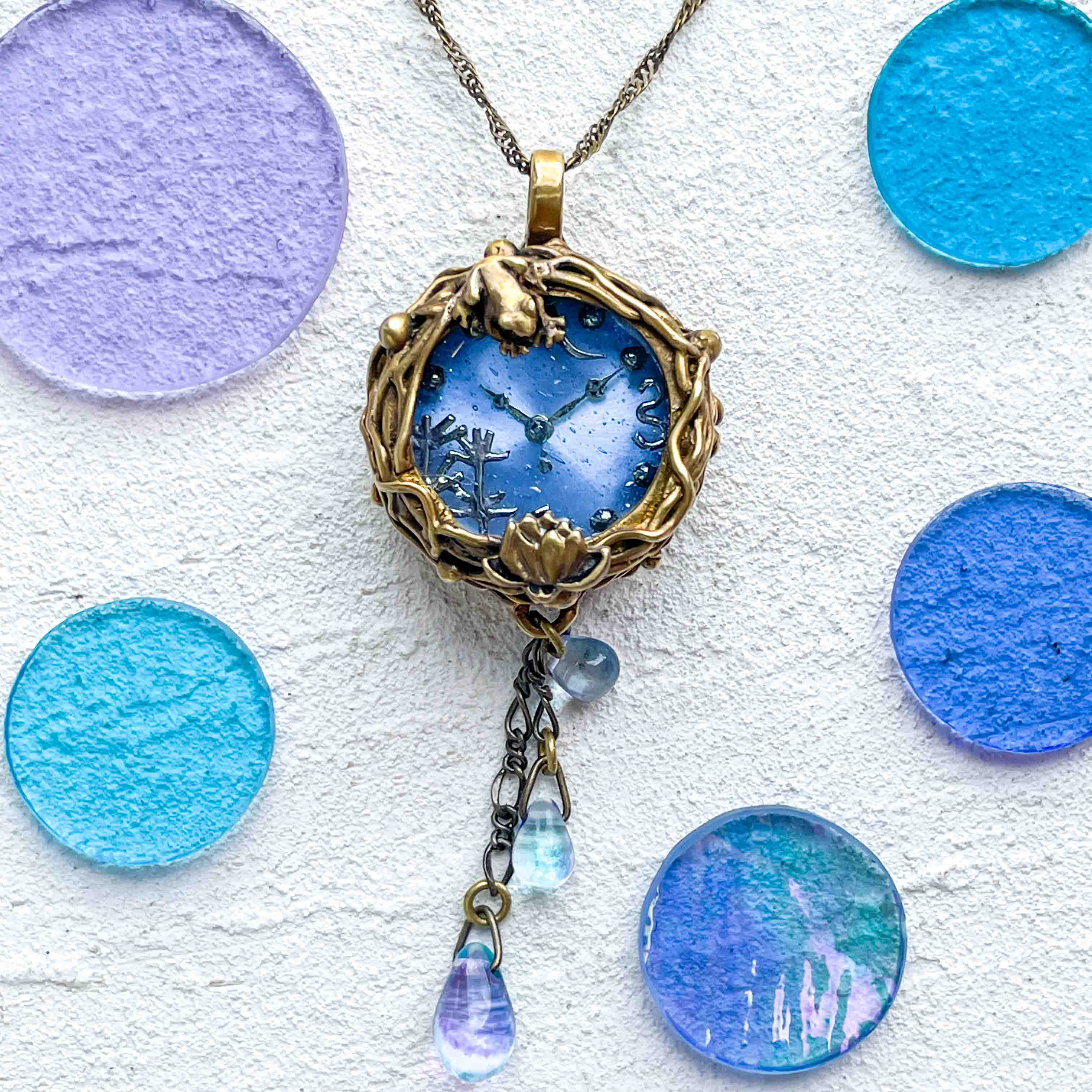 【Creema限定】蓮池の我が子を見守る蛙ネックレス時計S泡パステルブルー