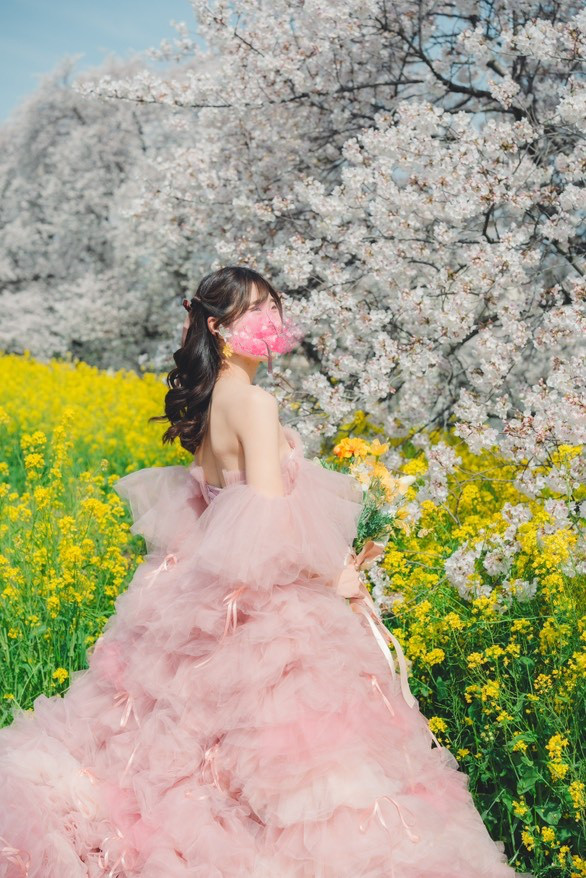 実例写真！カラードレス ピンク もこもこドレス リボン 編み上げ 披露宴/結婚式 花嫁/ウェディングドレ 可愛い