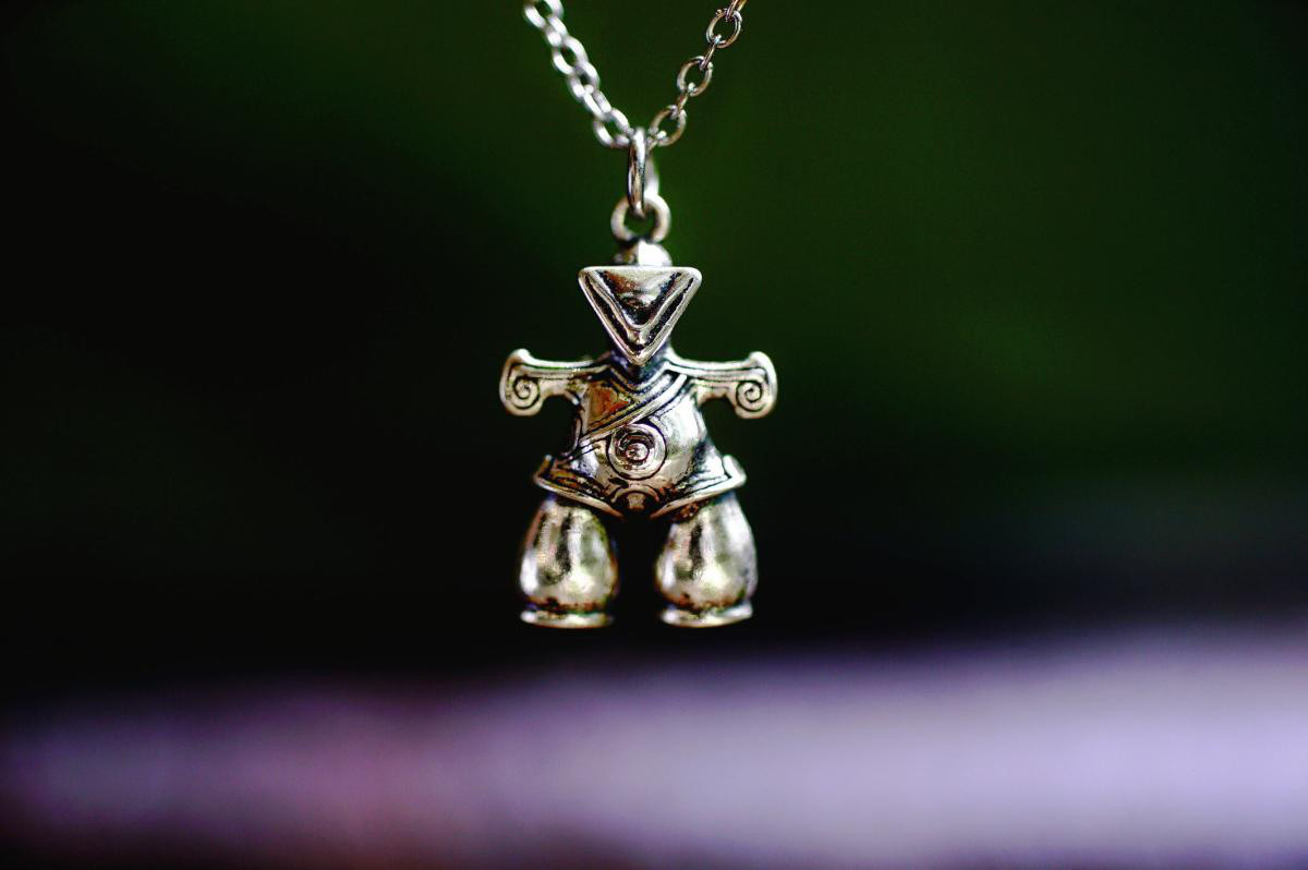 国宝土偶ミニチュアシリーズ ～ 「仮面の女神(®第4638654号)」 / 片耳用ピアス(銅古美) ～