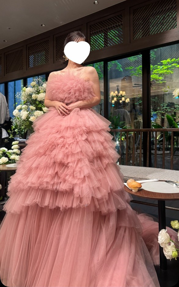 実例写真！カラードレス ベアトップ ピンク サッシュベルト もこもこドレス 華やか 柔らかく重ねたチュールスカート