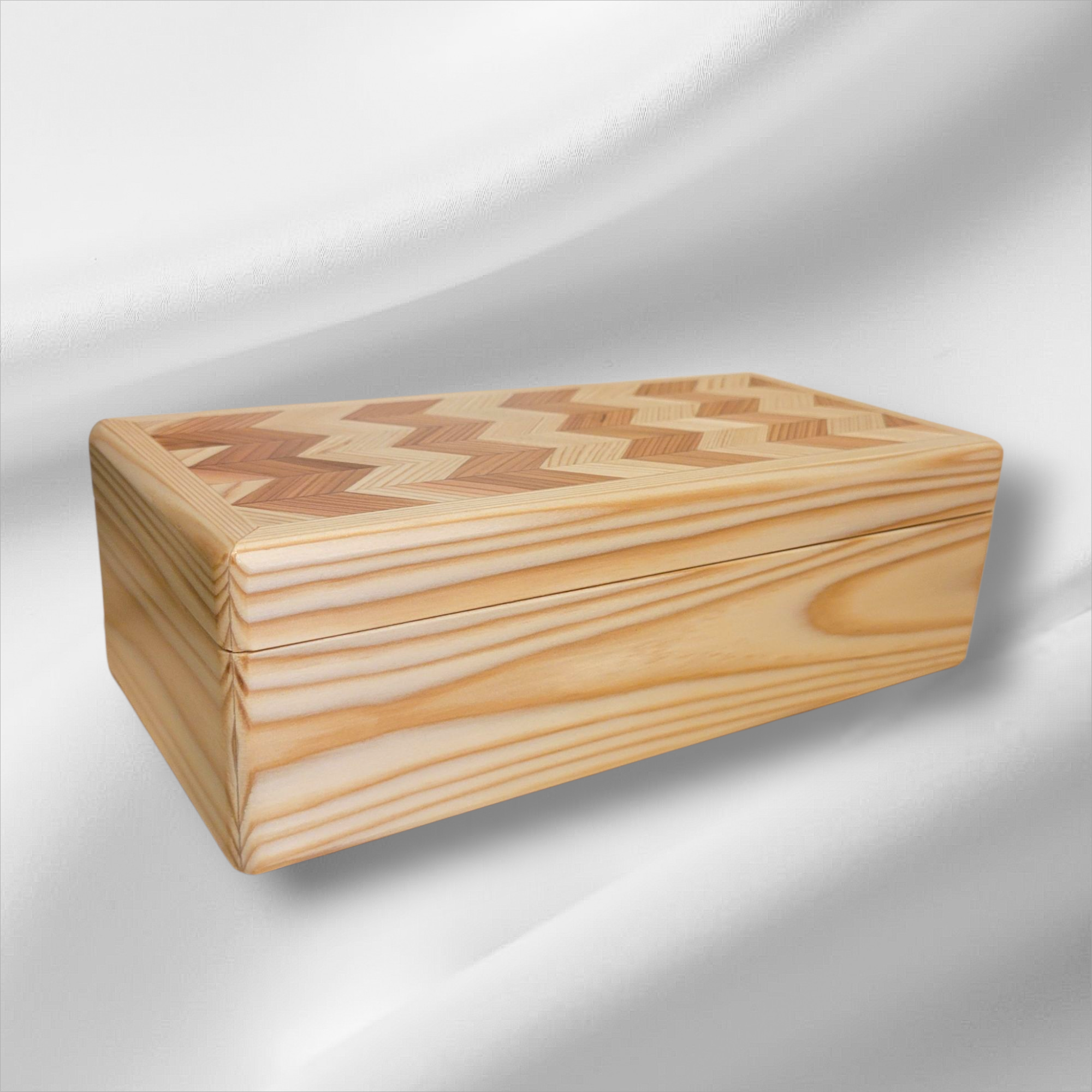 杉のお弁当箱（紅白矢羽根）