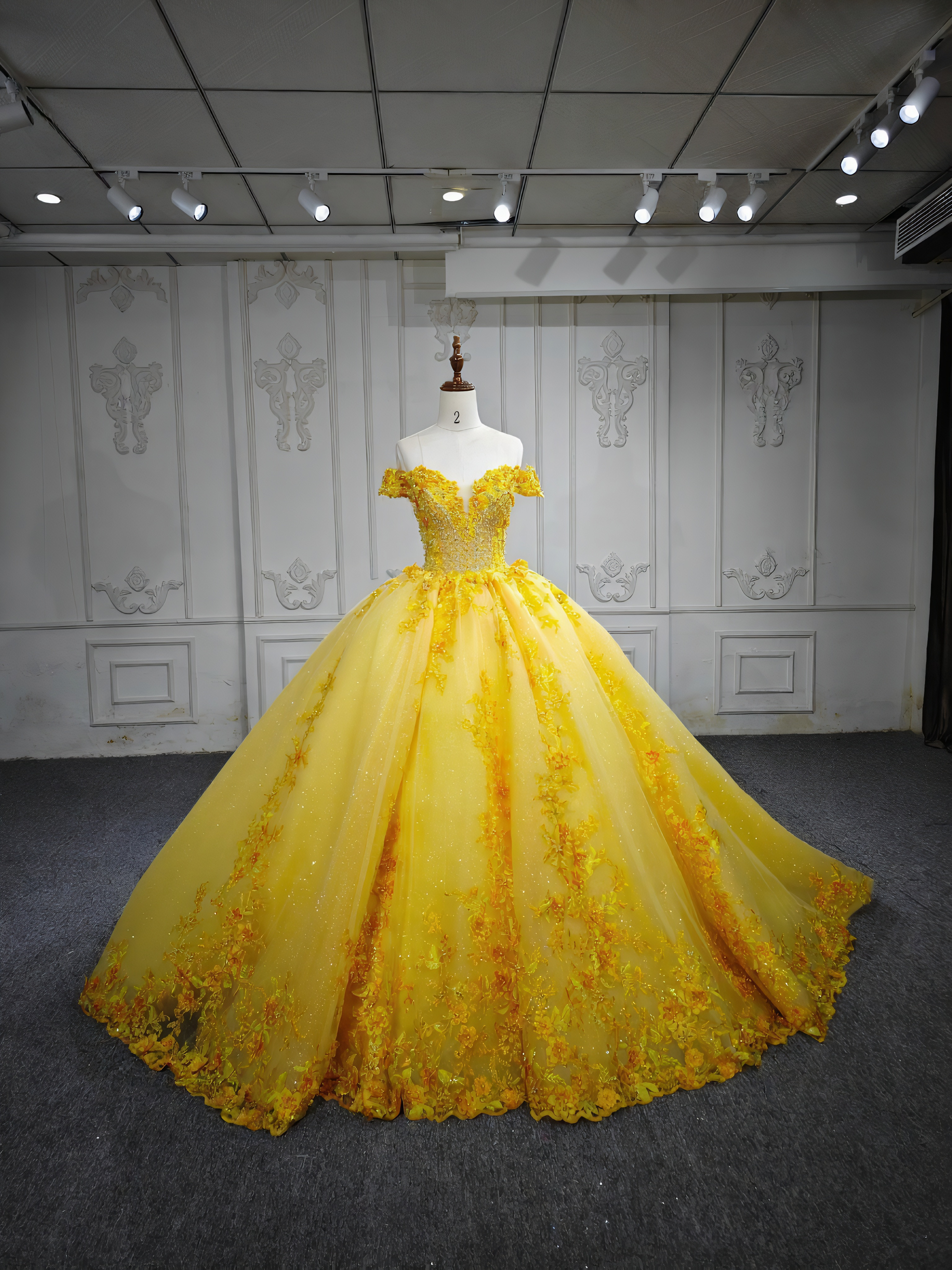 鮮やかなカラードレス　カラフル　裾引きにレース　圧倒的に存在感　オフショルダー　目立つ　パーティー音楽会成人式ブライダル