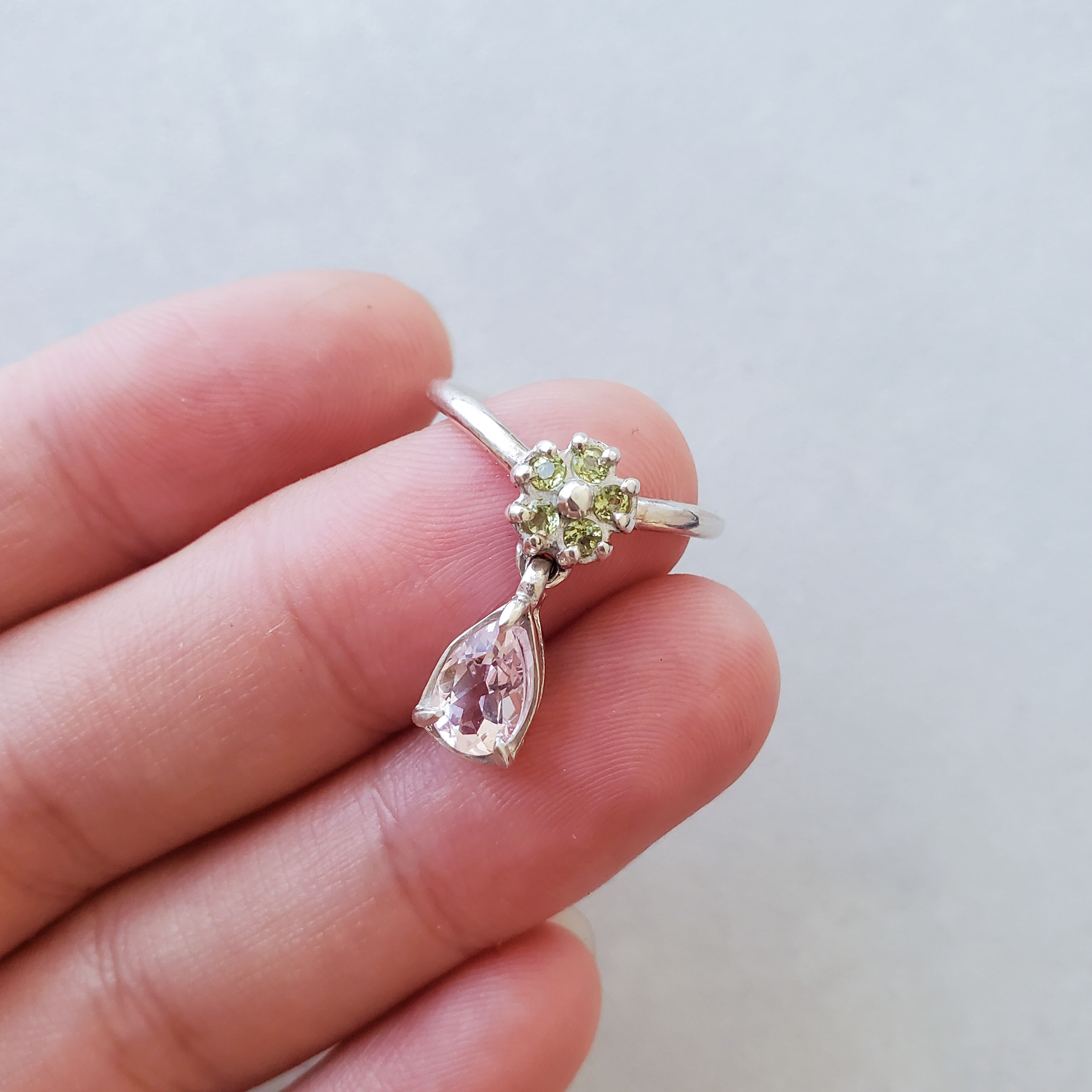 モルガナイト 淡く咲く恋 リング｜Silver925 ペリドット 花モチーフ ペアシェイプ 指輪
