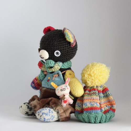 送料無料］ポンポン帽子のくまさんとちんまいうさぎブローチ