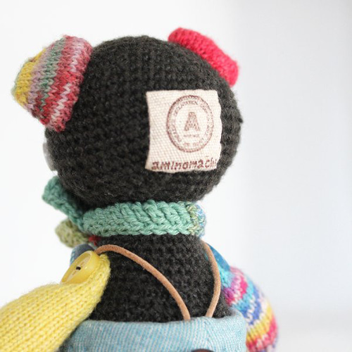 送料無料］ポンポン帽子のくまさんとちんまいうさぎブローチ