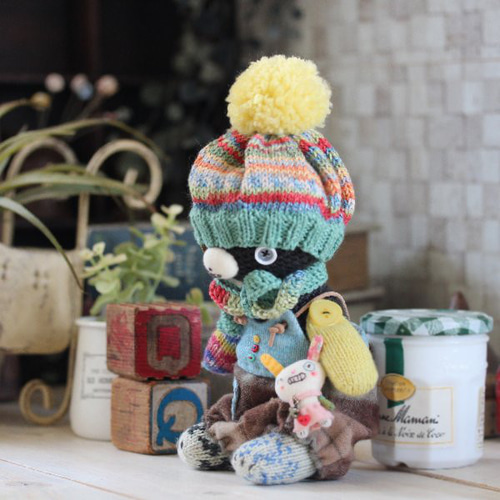 送料無料］ポンポン帽子のくまさんとちんまいうさぎブローチ