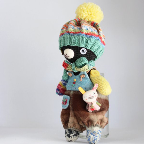 送料無料］ポンポン帽子のくまさんとちんまいうさぎブローチ