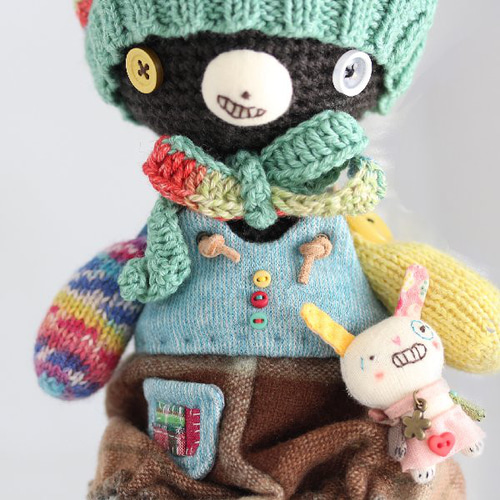 送料無料］ポンポン帽子のくまさんとちんまいうさぎブローチ