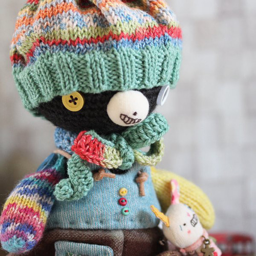 送料無料］ポンポン帽子のくまさんとちんまいうさぎブローチ