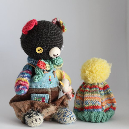 送料無料］ポンポン帽子のくまさんとちんまいうさぎブローチ