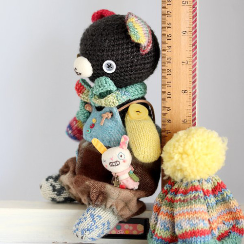 送料無料］ポンポン帽子のくまさんとちんまいうさぎブローチ