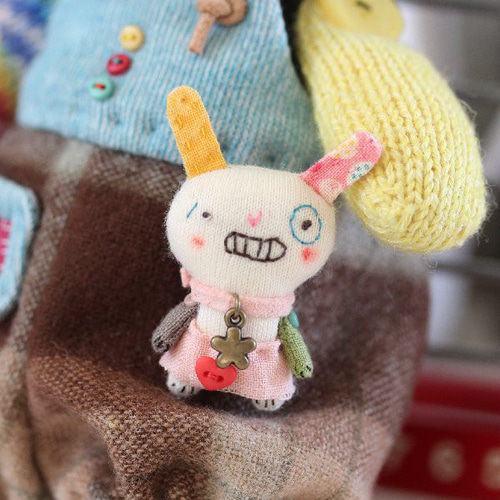 送料無料］ポンポン帽子のくまさんとちんまいうさぎブローチ