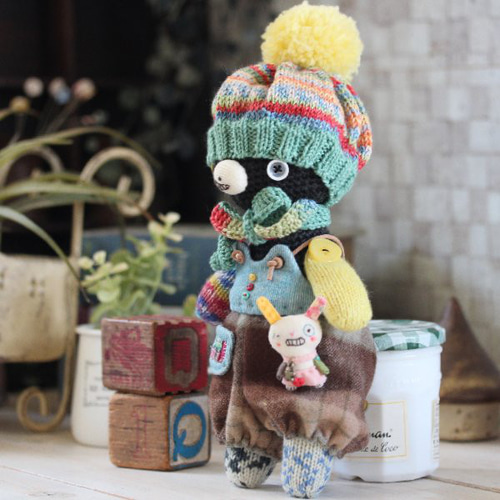 送料無料］ポンポン帽子のくまさんとちんまいうさぎブローチ