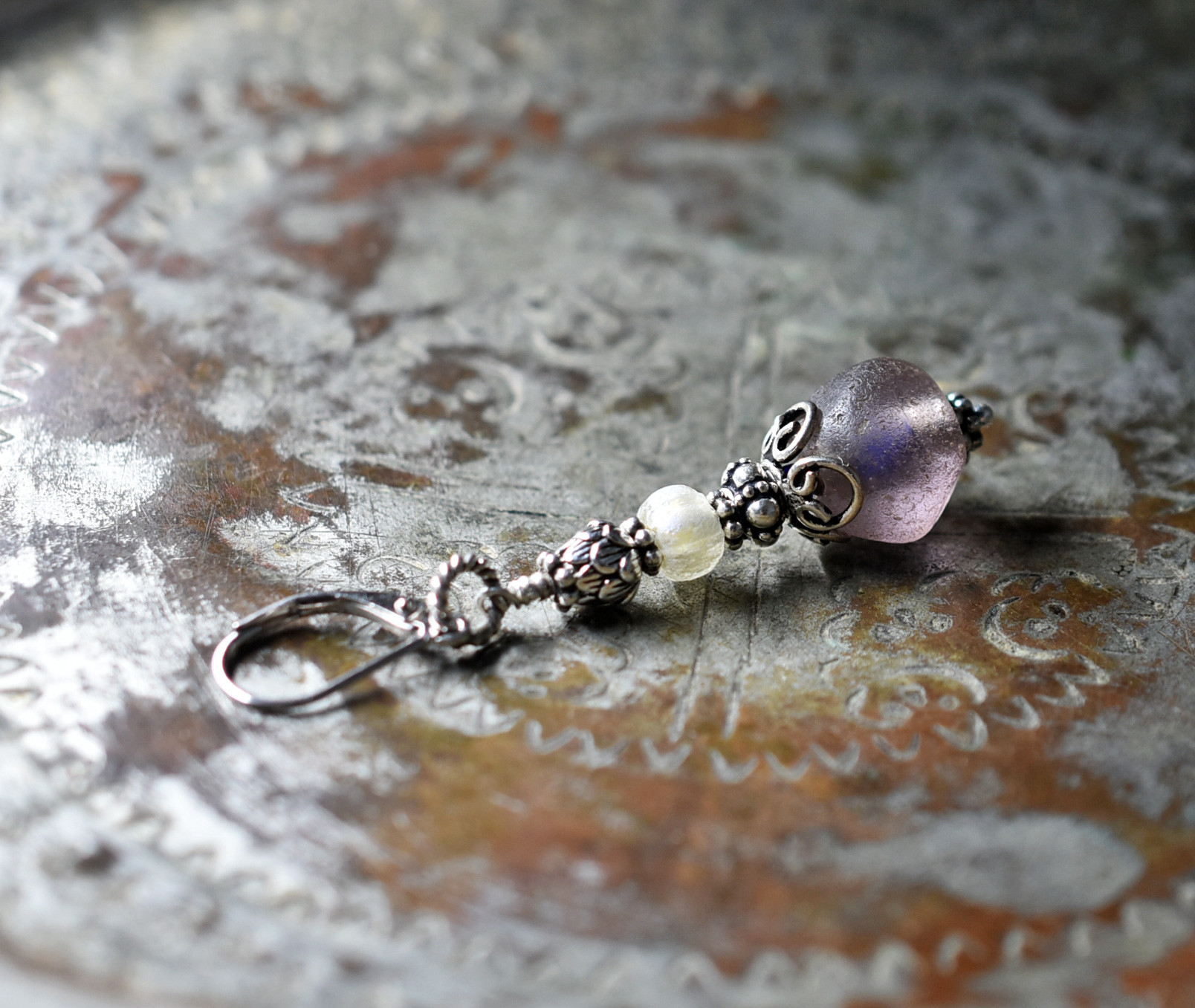 ドゴン族すみれ色ビーズと銀化ローマングラスビーズ、蓮花シルバーの片耳ピアス