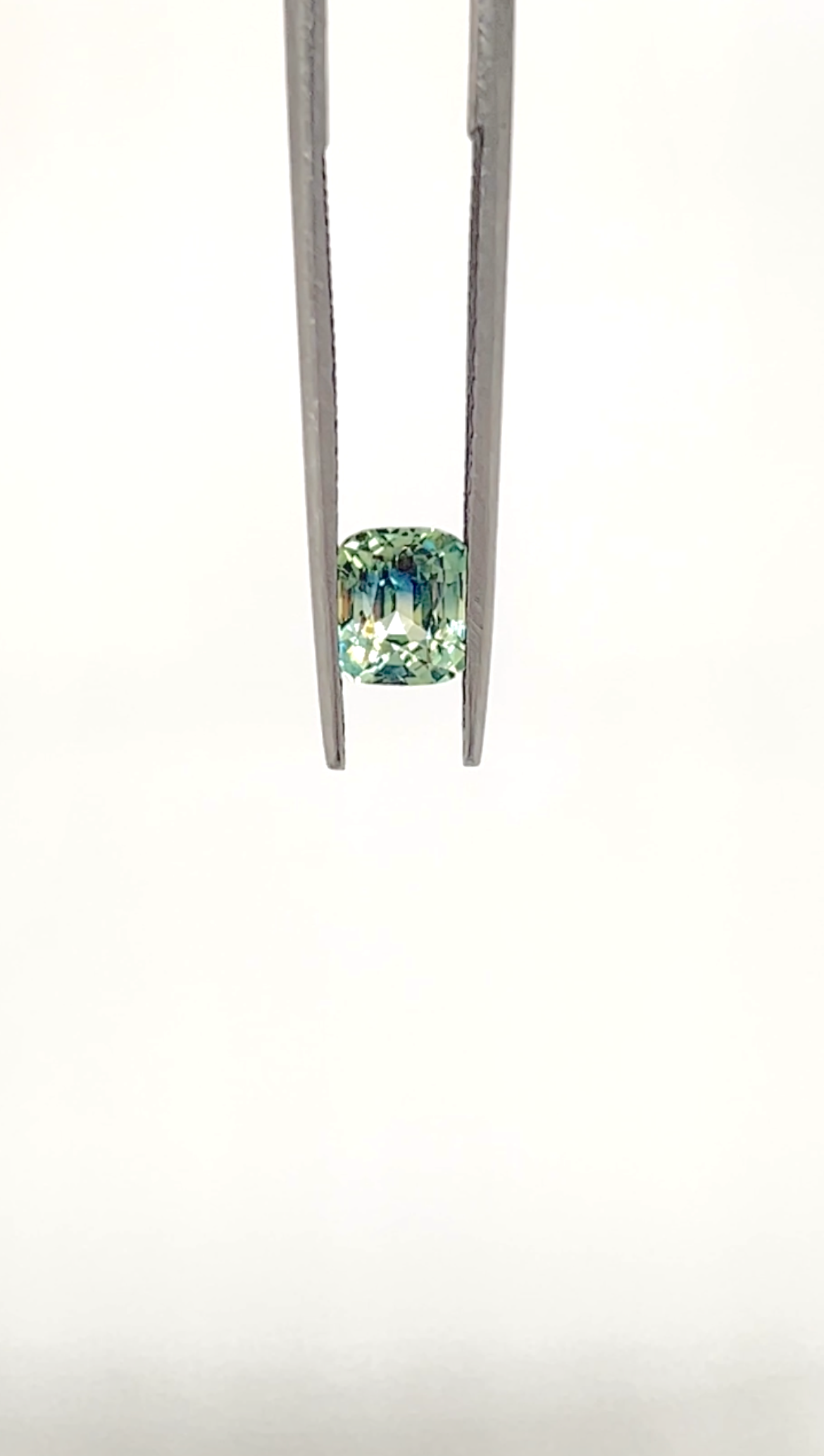 煌めくクッションシェイプのティールサファイア – 心惹かれる色彩の揺らぎ