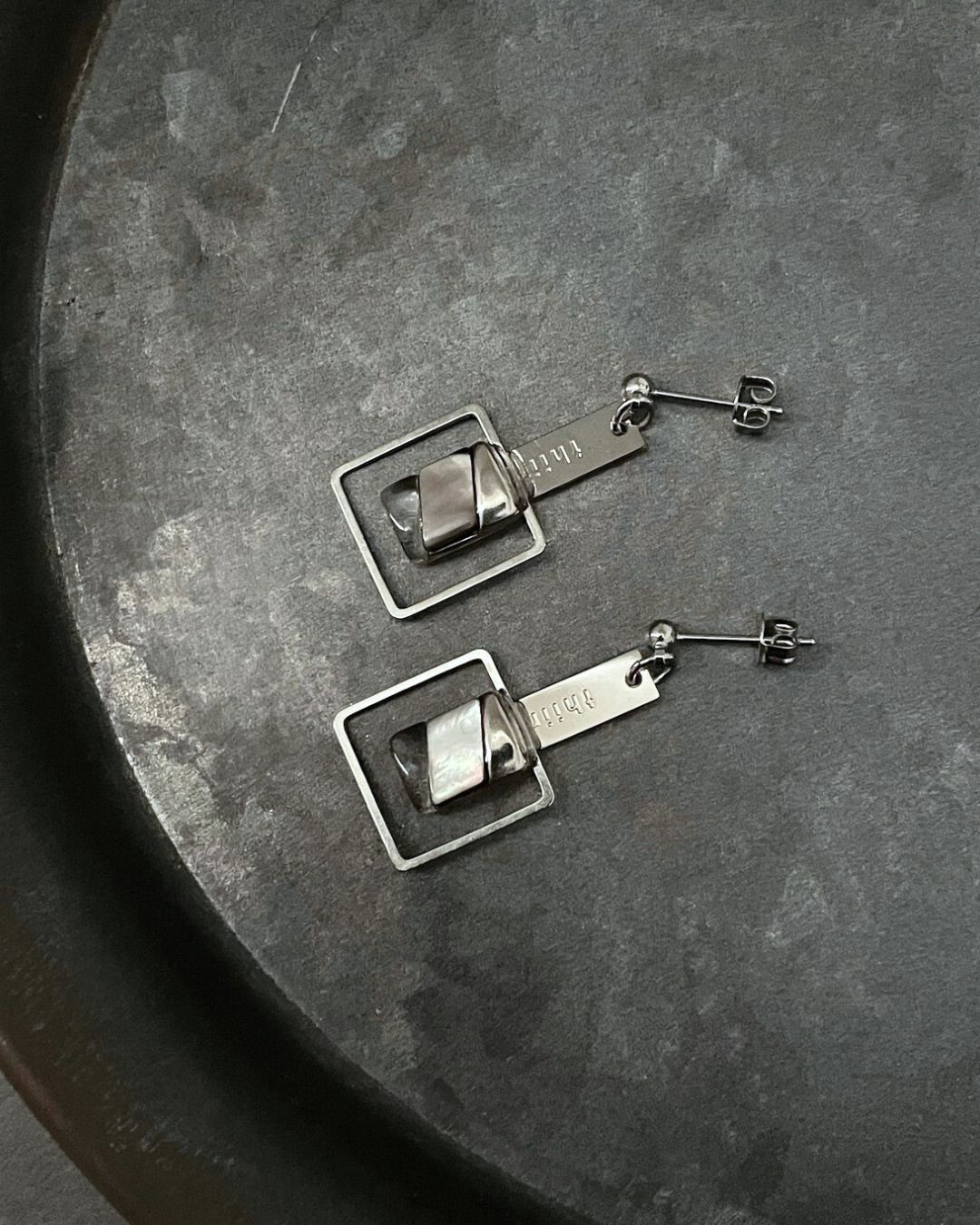 ヴィンテージボタンを使った四角いピアスS146